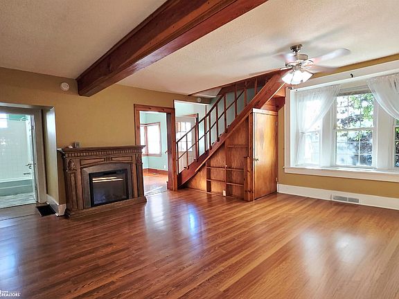 5th image of 809 Hedge Ave