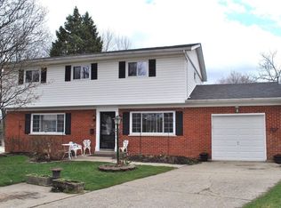2433 Grosvenor Dr, Cincinnati, OH 45231