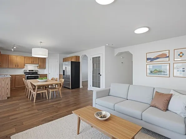182 E Coventry Close NE, Calgary, AB T3K 4A6