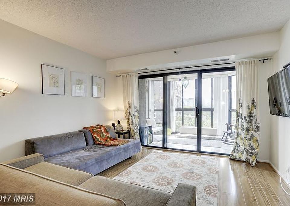 1st image of 1600 N Oak St APT 1103