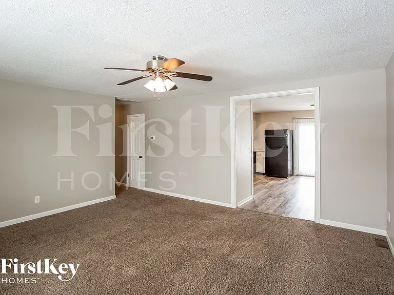 439 Fox Cir — Photo 3