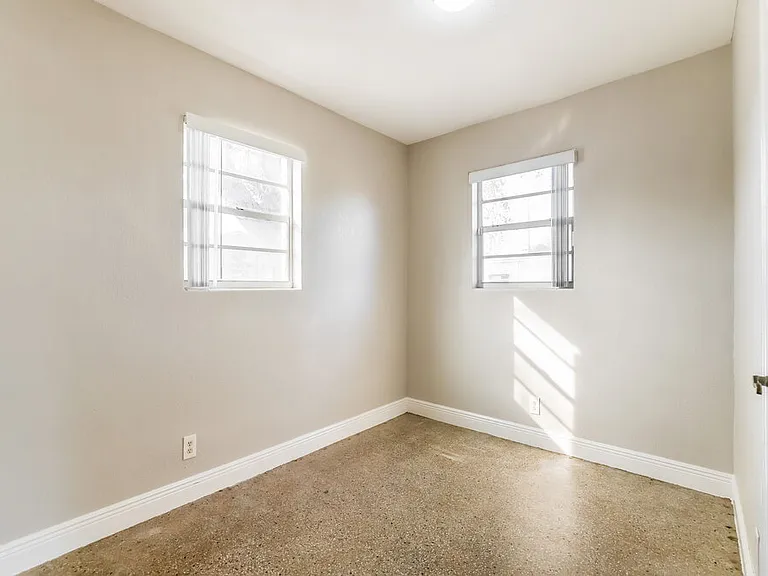 2218 Farragut St — Photo 15