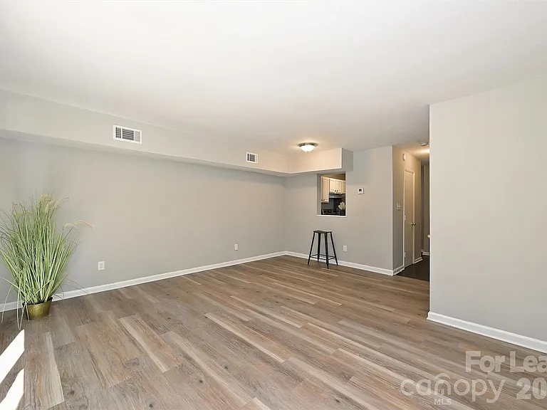 951 Hollywood St — Photo 35