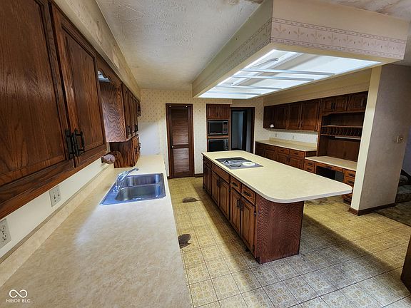 5th image of 520 Ashland St