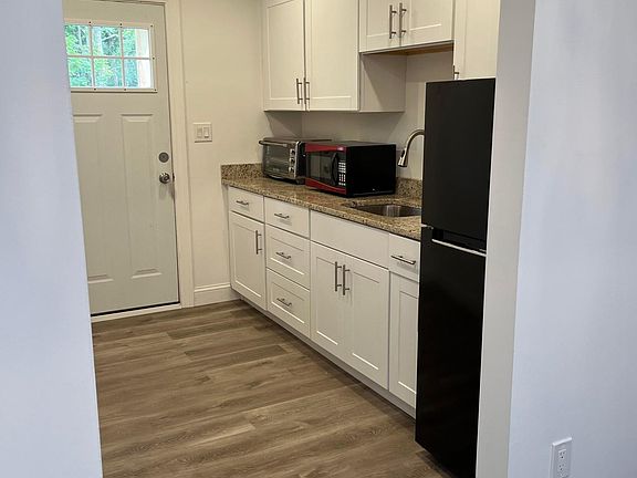Summer Kitchen. Brand new refrigerator