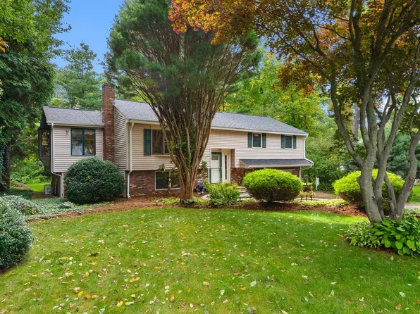 42 Freeport Dr, Burlington, MA 01803