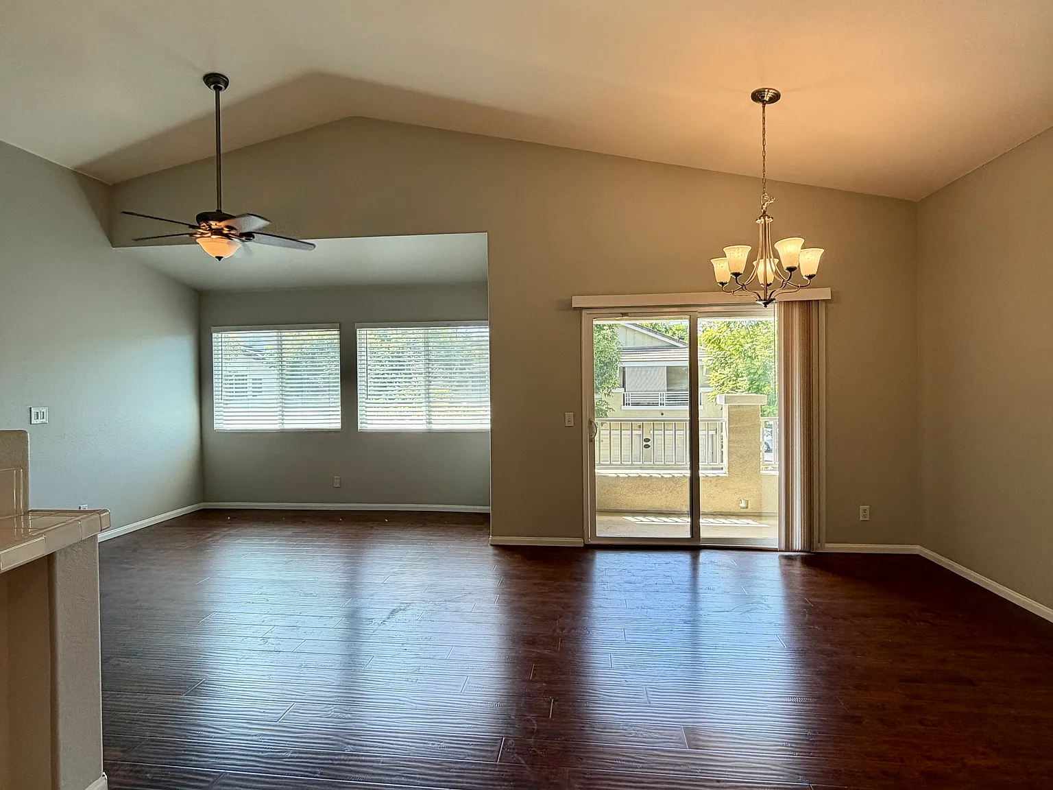 2 bed, 1039 sqft, $3,000 — Photo 2