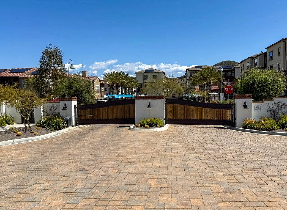 877 Blackstone Dr — Photo 1