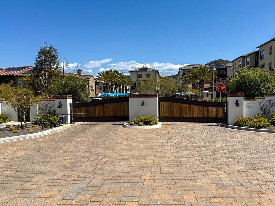 877 Blackstone Dr