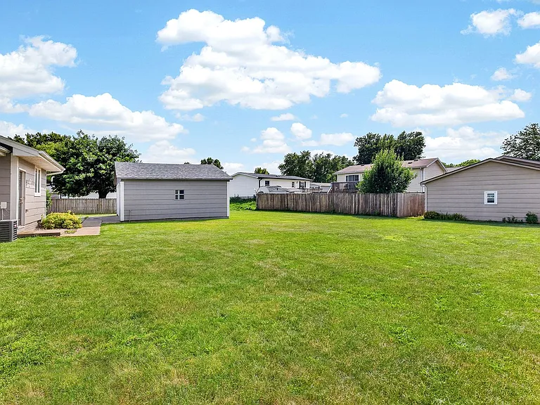 1614 NW Applewood St — Photo 26