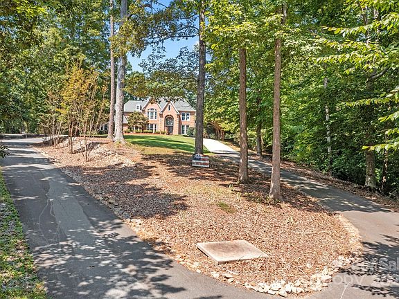 2nd image of 2010 Knoll Pl
