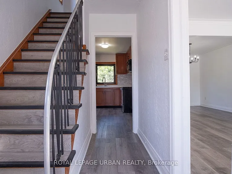 14 Camrose Cres — Photo 13