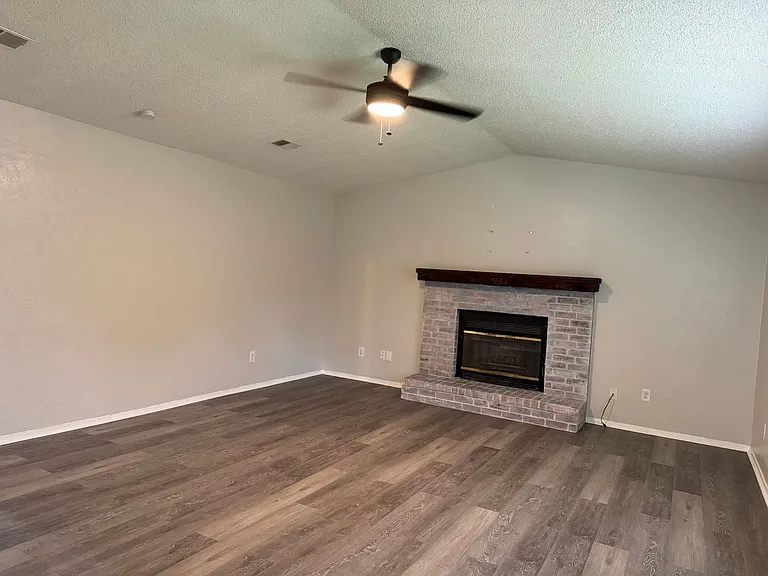 3710 Pratt Dr — Photo 3