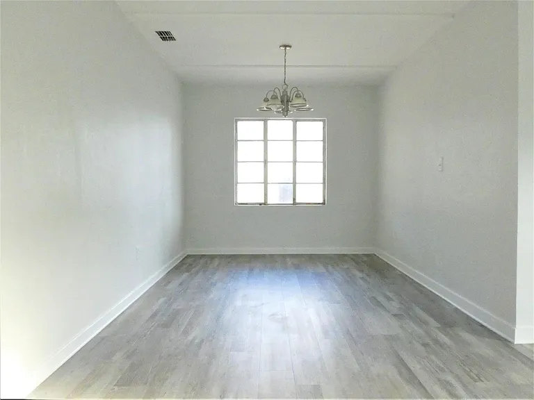 125 E King St — Photo 5