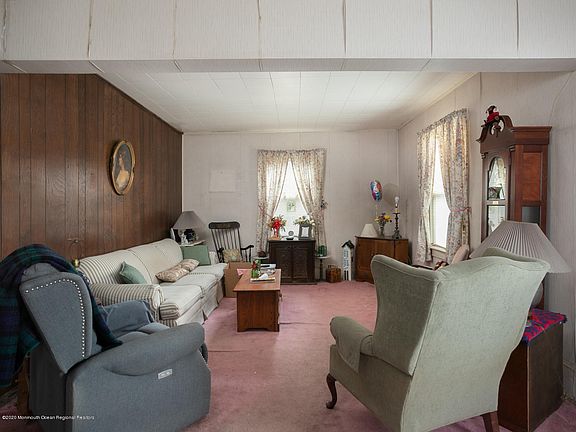 3rd image of 526 Bentley Ave