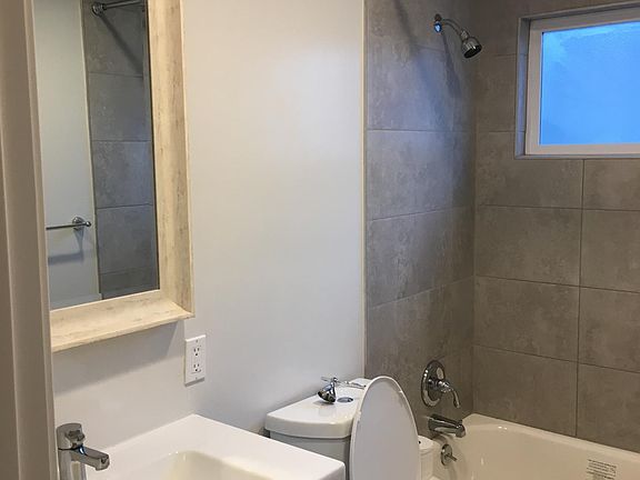3rd image of 2524 Fernwood Ave