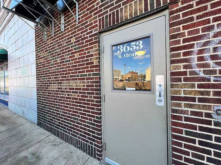Side entrance on Tholozan.