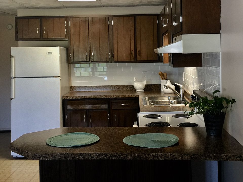 Spacious cupboards, subway tile and eat-in bar!