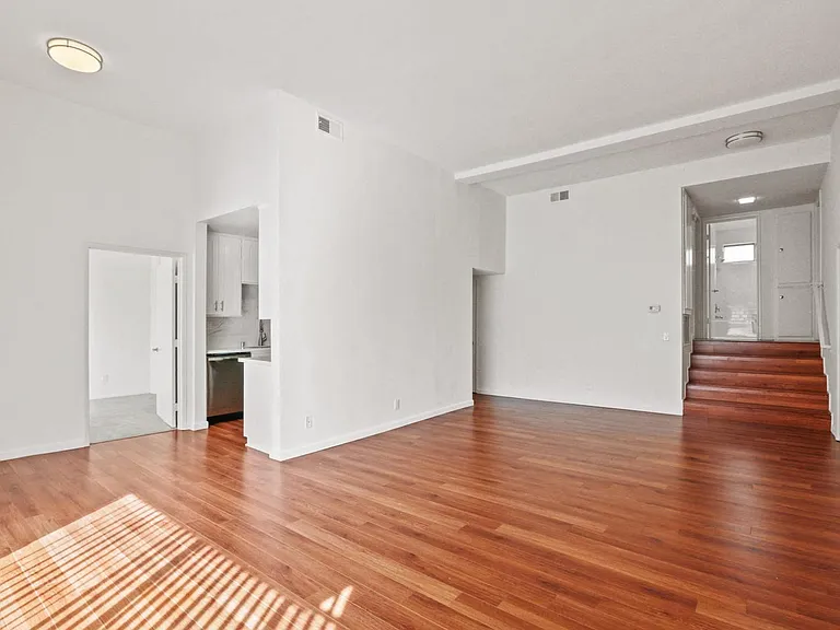 Eastborne Avenue Apartments — Photo 35