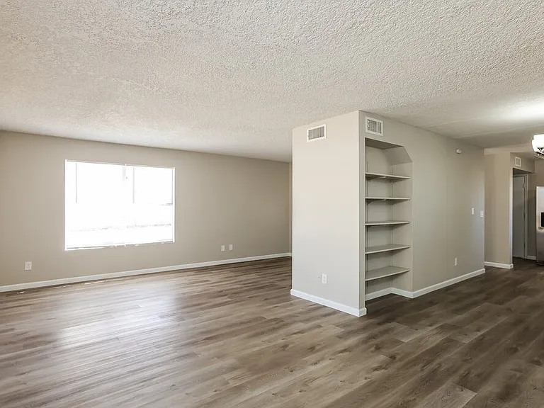 1420 E Topeka Dr — Photo 8