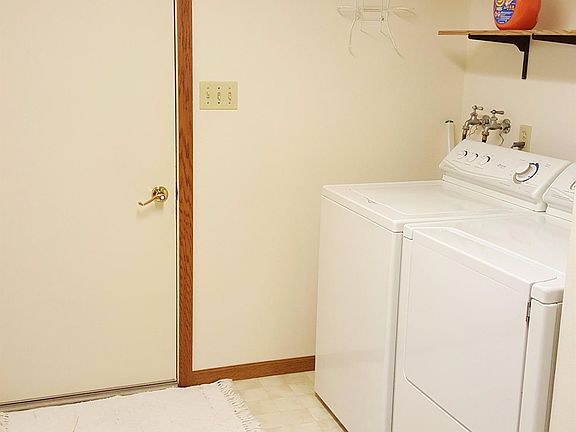 5th image of 420 Lake Ave APT B