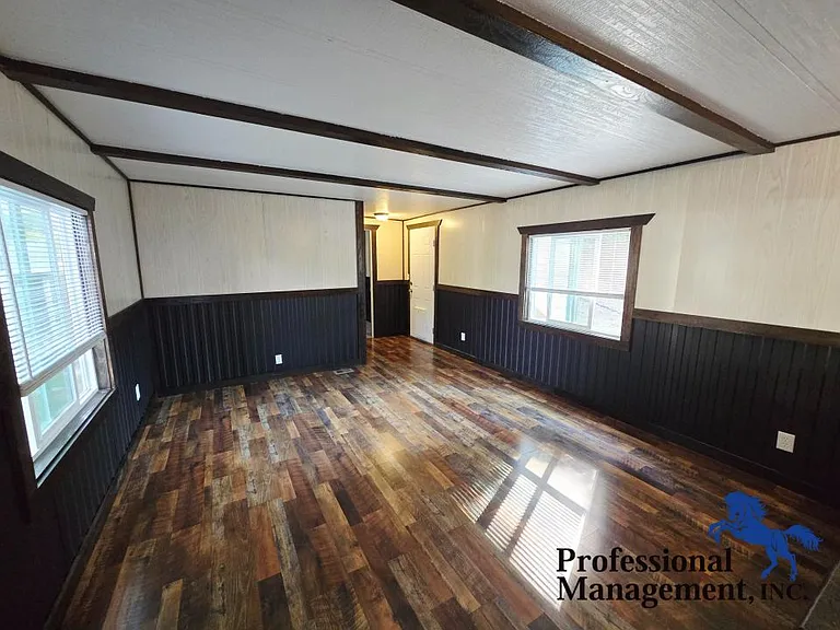 1620 Valley Dr — Photo 2