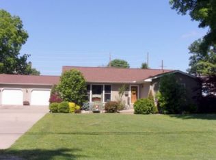 302 N East St, Carlinville, IL 62626
