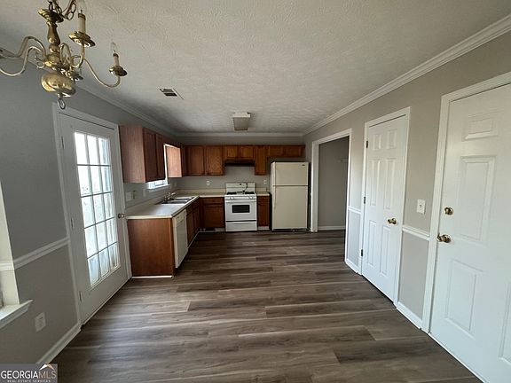 3rd image of 221 Autumn Lake Way