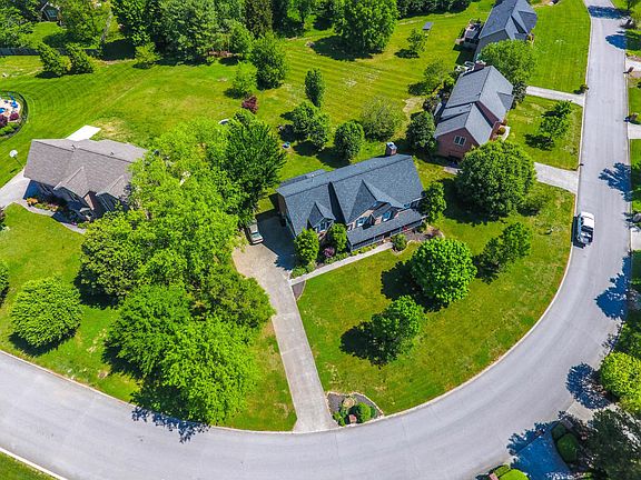 5th image of 327 Sweetgum Dr