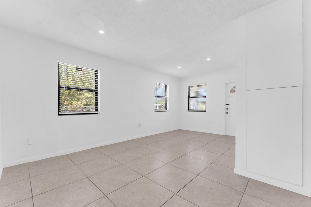 1712 NE 50TH Court, photo 9