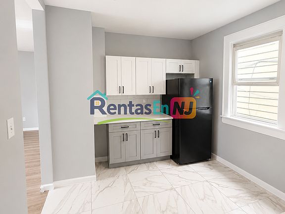 4th image of 100 Smith St #1B