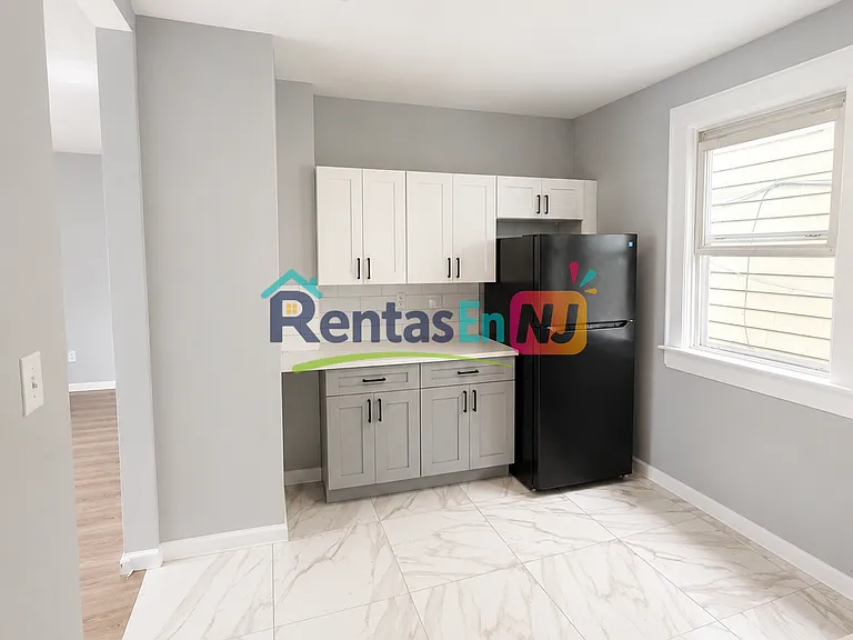 100 Smith St #1B — Photo 4