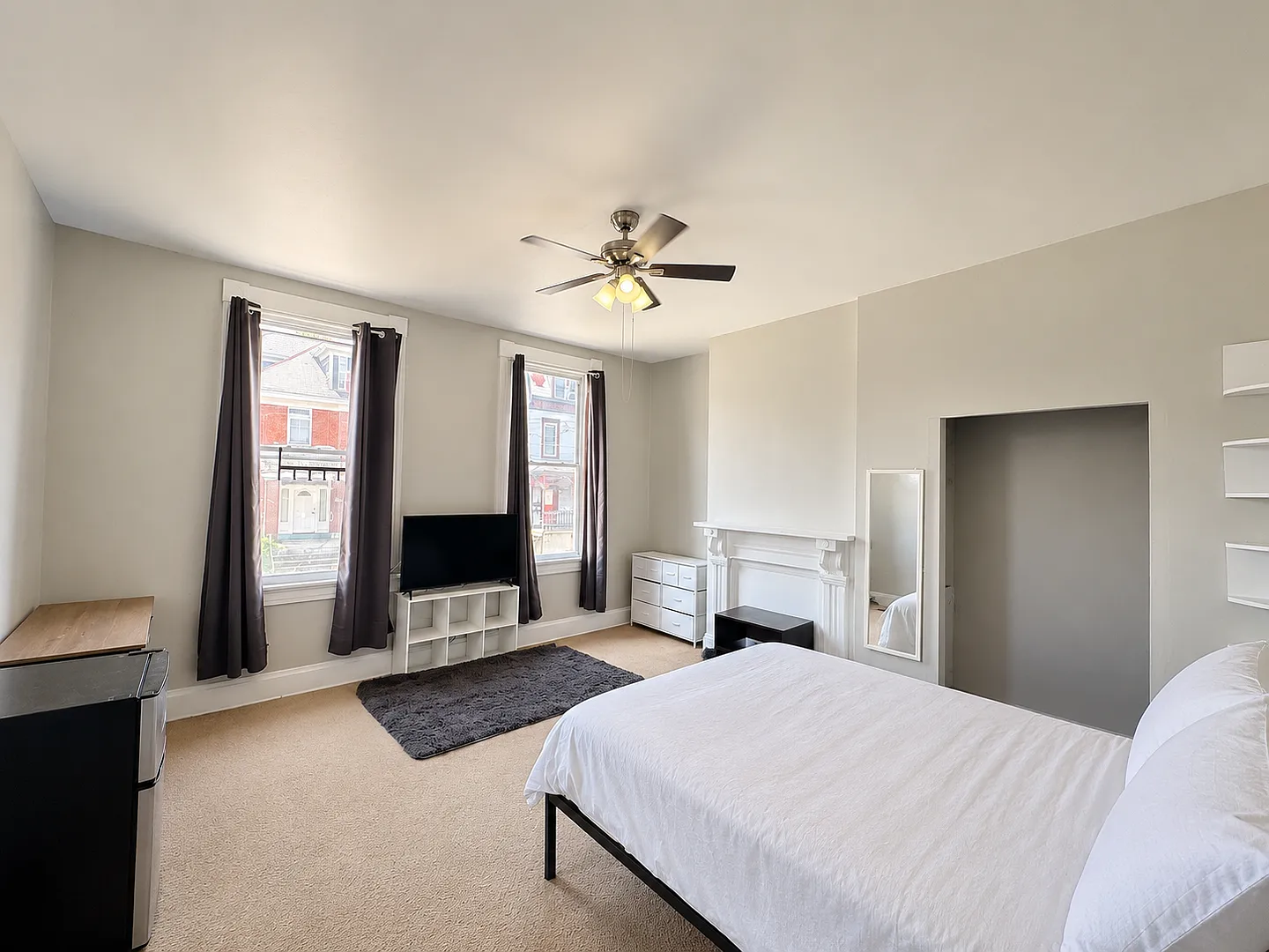 2322 Stratford Apts — Photo 1