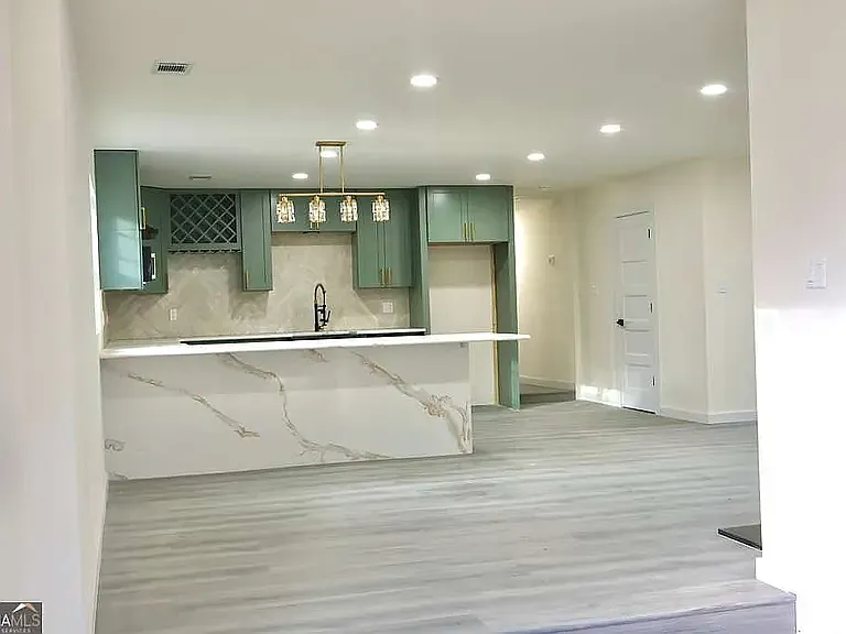 4 bed, 2195 sqft, $3,000 — Photo 3