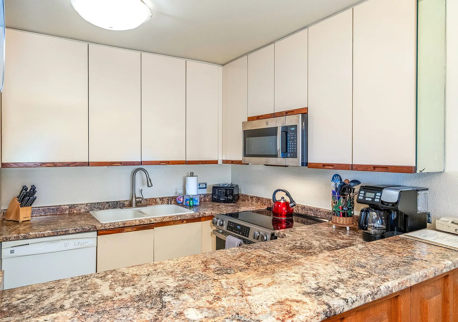Kamaole Sands 4-407 - Ocean View, King Beds, Split-AC Pool, Hot Tubs - — Photo 2