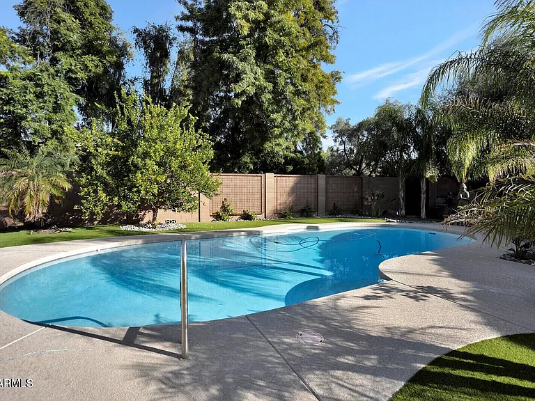 2054 E Rancho Dr — Photo 2