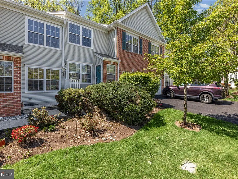 302 Wellington Park Dr — Photo 2