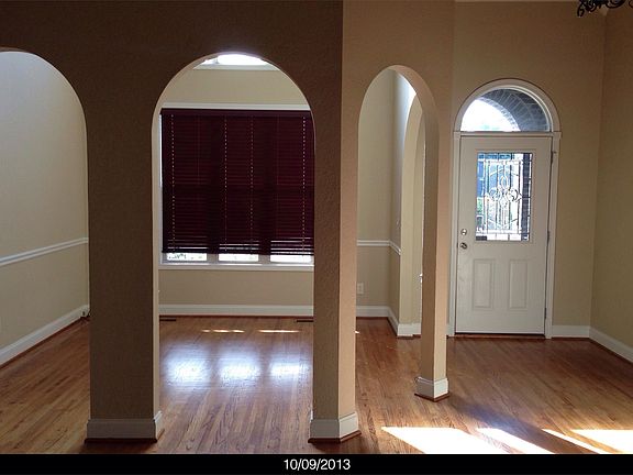 3rd image of 104 Lime Creek Ln