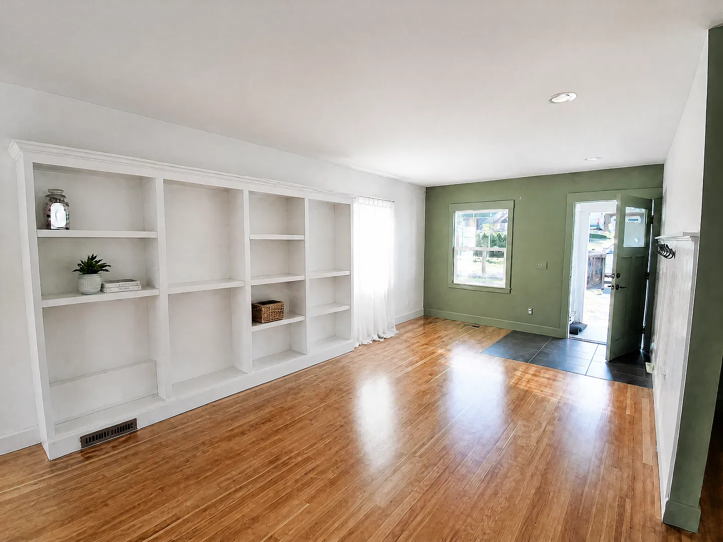 Beautifully updated Home 2 Bed Plus Office - Franklin St — Photo 2