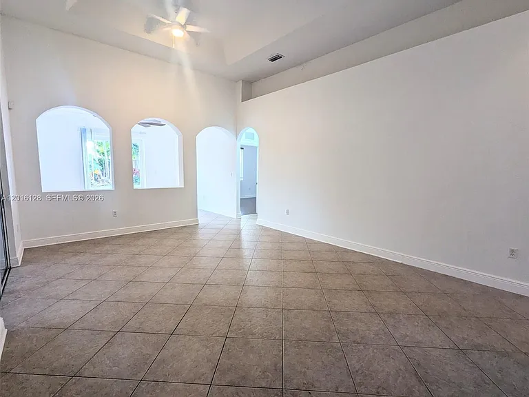 1602 SE 23rd St — Photo 3