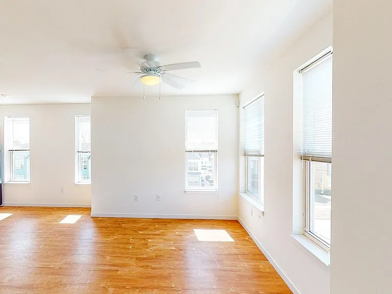 Legacy Pointe at Poindexter Apartments — Photo 11