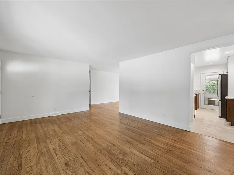 Huge front livingroom w real hardwood floors
