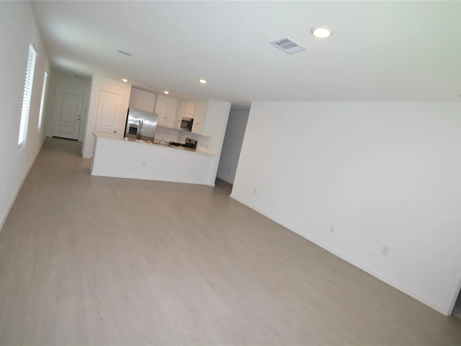 3 bed, 2.0 bath, 1311 sqft, $2,000 — Photo 2