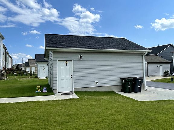 Detached garage