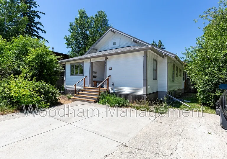 407 N Broadway Ave — Photo 1