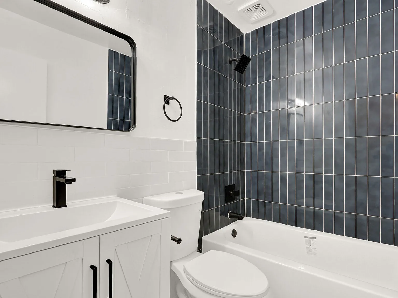 Spacious 2 Bedroom 1 Bathroom — Photo 4
