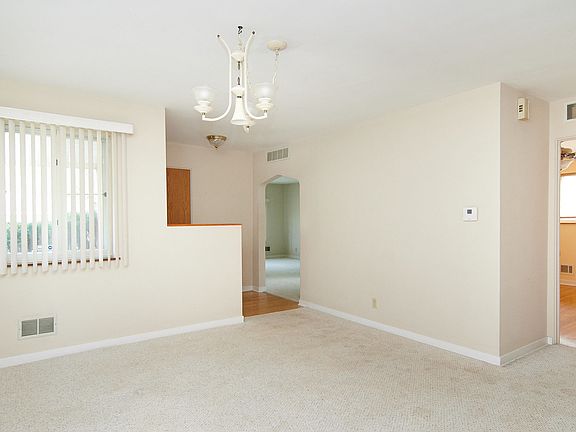 3rd image of 242 Kings Ct