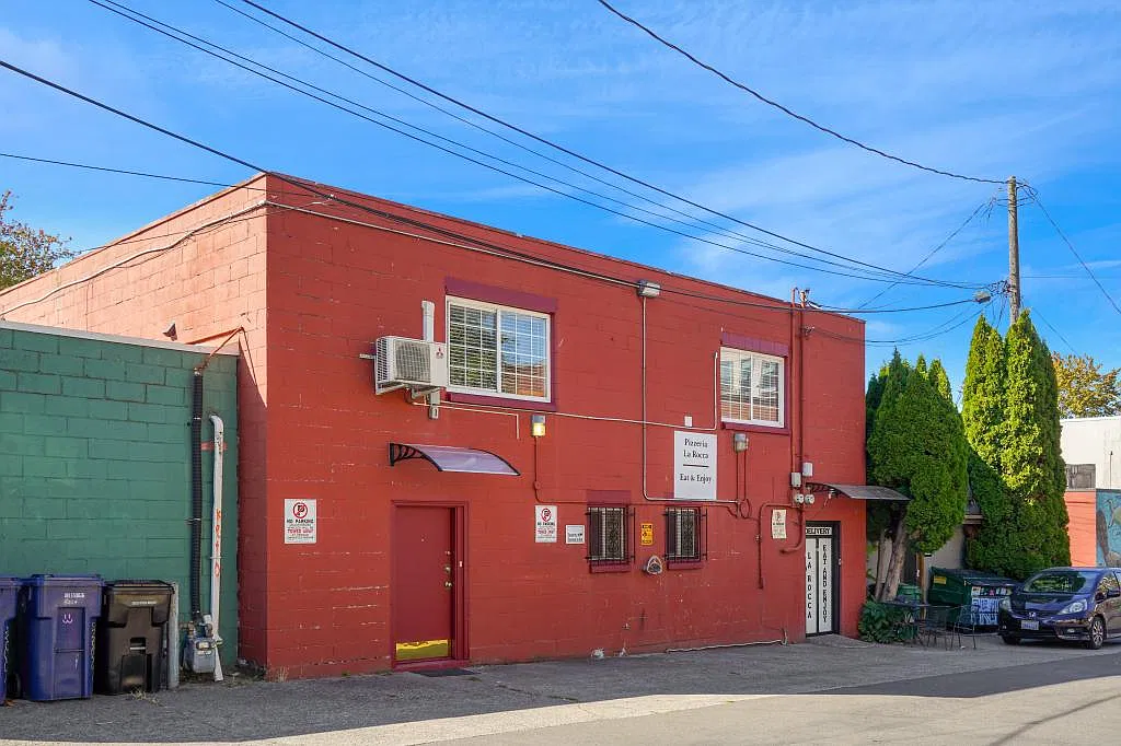 8404 1/2 Greenwood Ave N - 1 bedroom + den — Photo 3