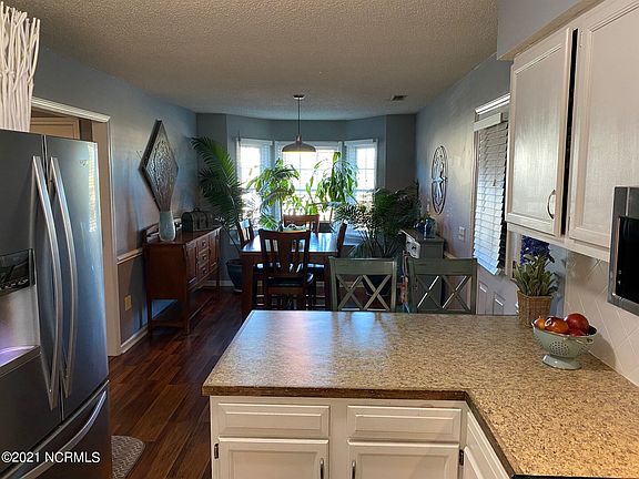 5th image of 682 Bayberry Ln