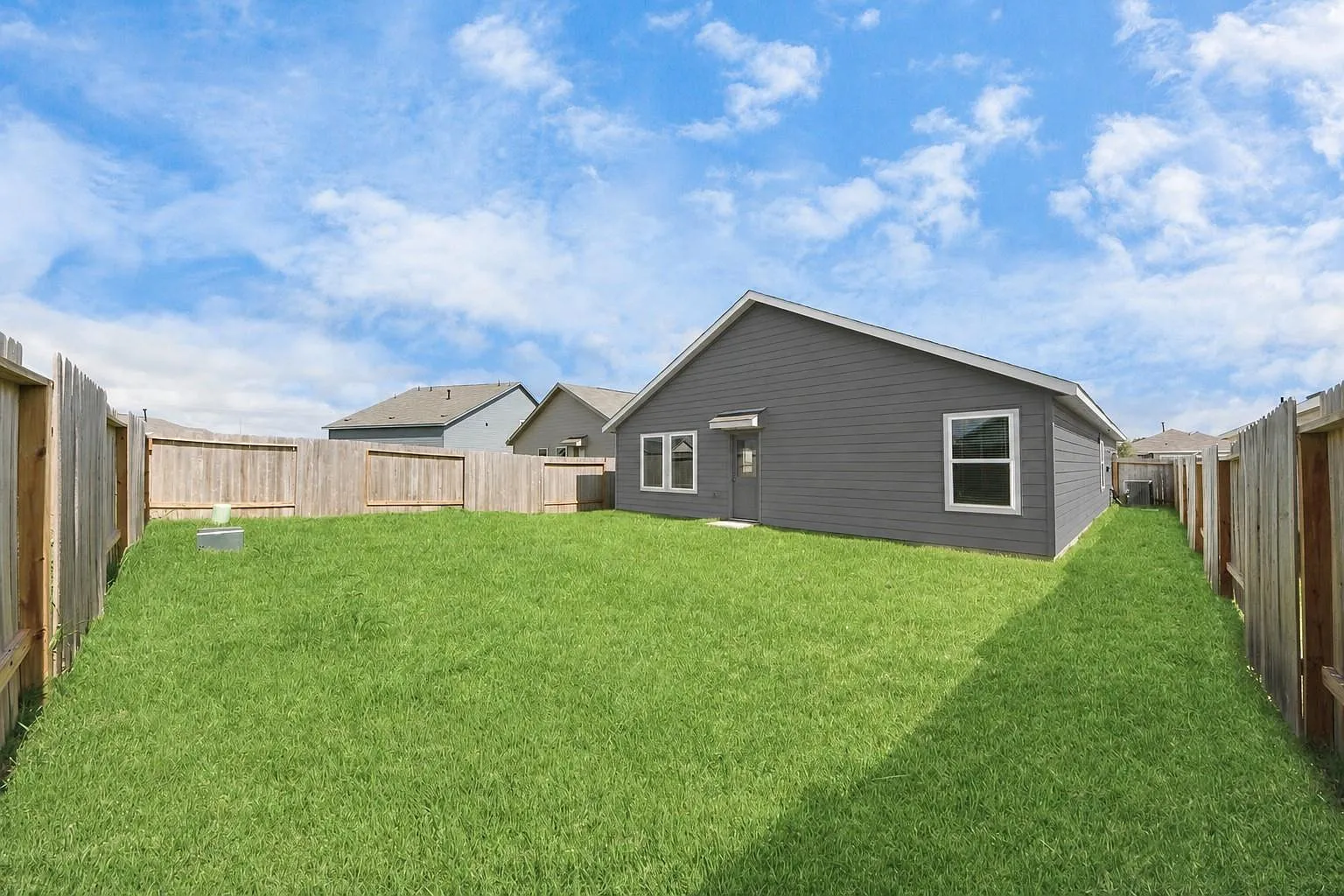 4 bed, 2.0 bath, 1600 sqft, $1,900 — Photo 3